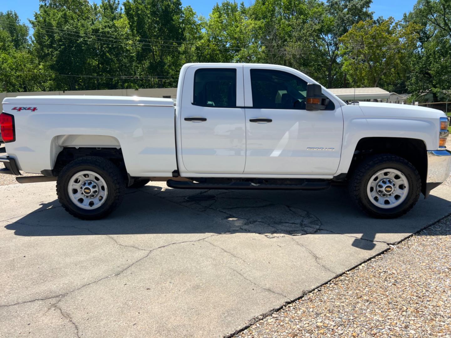 2017 White /Gray Chevrolet Silverado 2500HD W/T (1GC2KUEG4HZ) with an 6.0 V8 engine, Automatic transmission, located at 4520 Airline Hwy, Baton Rouge, LA, 70805, (225) 357-1497, 30.509325, -91.145432 - 2017 Chevrolet Silverado 2500HD Double Cab 4X4 6.0 V8 Gas, 138K Miles, Power Windows, Locks & Mirrors, Cold A/C, Tow Pkg, ARE Bed Cover, Good Tires. FOR INFO PLEASE CONTACT JEFF AT 225 357-1497 CHECK OUT OUR A+ RATING WITH THE BETTER BUSINESS BUREAU WE HAVE BEEN A FAMILY OWNED AND OPERATED BUSINESS - Photo#4